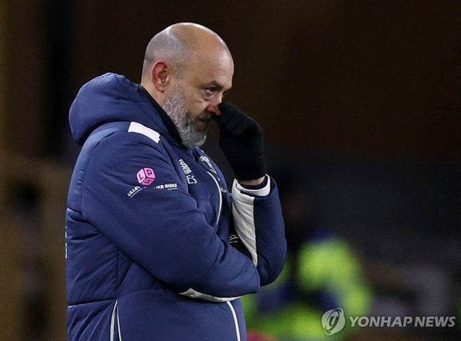 침울한 표정을 짓는 웨스트햄의 누누 에스피리투 산투 감독 / 사진=연합뉴스