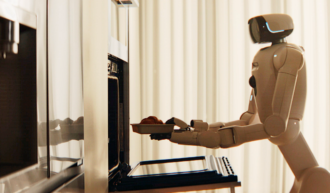 LG전자가 6일(美 현지시간) 美 라스베이거스에서 개막하는 세계 최대 가전·IT 전시회 CES 2026에서 홈로봇 ‘LG 클로이드(LG CLOiD)’를 공개하며 '제로 레이버 홈' 비전을 향한 행보를 가속화한다. LG 클로이드가 크루아상을 오븐에 넣으며 식사를 준비하는 모습