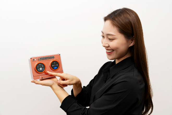 삼성디스플레이가 오는 6~9일 미국 라스베이거스에서 개최되는 'CES 2026' 기간 고객 대상 프라이빗 전시에서 선보일 스피커형 콘셉트 제품 'AI OLED 카세트'