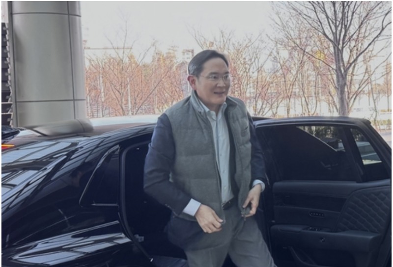 이재용 삼성전자 회장이 방중 경제사절단에 동행하기 위해 4일 강서구 서울김포비즈니스항공센터(SGBAC)를 통해 출국하고 있다.사진=연합뉴스