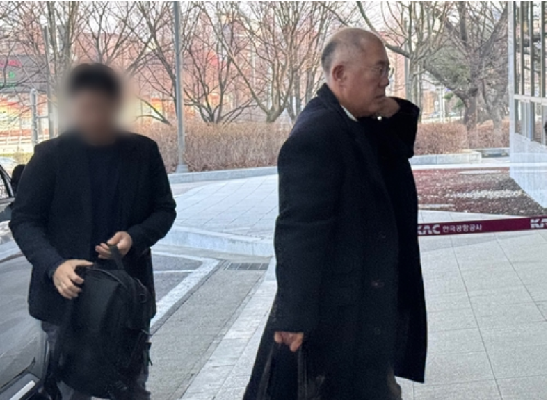 정의선 현대차그룹 회장이 방중 경제사절단에 동행하기 위해 4일 강서구 서울김포비즈니스항공센터(SGBAC)를 통해 출국하고 있다. 사진=연합뉴스