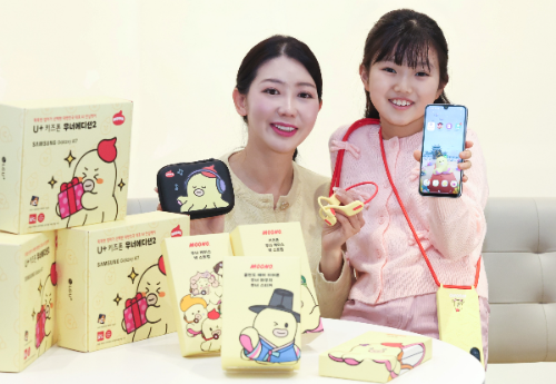 자체 캐릭터인 ‘무너’를 활용한 ‘U+키즈폰 무너 에디션2’를 출시했다. LG유플러스 모델이 U+키즈폰 무너폰2를 소개하는 모습. / 사진 = LG유플러스