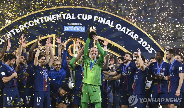 2025 국제축구연맹(FIFA) 인터콘티넨털컵 우승 트로피를 들고 기뻐하는 PSG 선수들 / 사진=연합뉴스