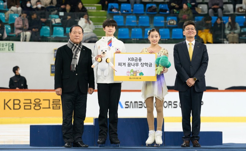 (왼쪽부터) 장국환 대한빙상경기연맹 부회장, 유동한(하안북중), 허지유(서울시빙상연맹), 박진영 KB금융지주 브랜드담당 부행장이 지난 4일, 목동 아이스링크에서 진행된 장학금 전달식에서 기념촬영을 하고 있다./KB금융그룹