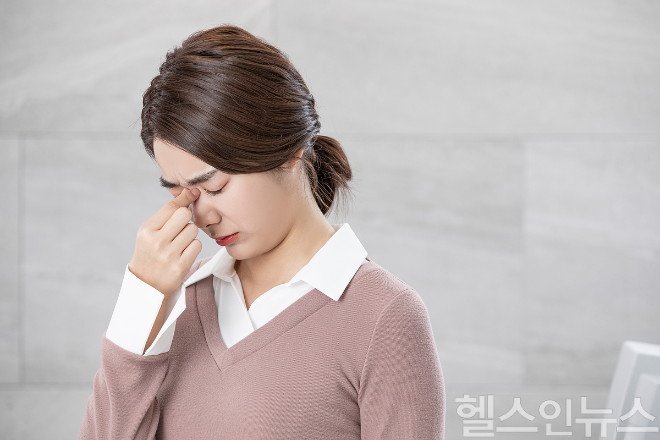 잦은 스마트폰 사용과 건조한 환경 속에서 눈의 침침함과 피로를 호소하는 현대인이 많다. 눈 건강을 위해서는 특정 식품에 의존하기보다, 균형 잡힌 식사와 올바른 생활 습관을 함께 관리하는 것이 중요하다. (이미지 제공=클립아트코리아)