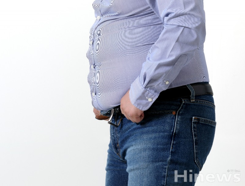 복부비만은 내장지방이 늘어나면서 대사질환 위험을 높이는 주요 원인이다. 특히 복부에 지방이 쌓이면 혈당·혈압 관리가 어려워져 생활습관 개선이 중요하다. (이미지제공=클립아트코리아)