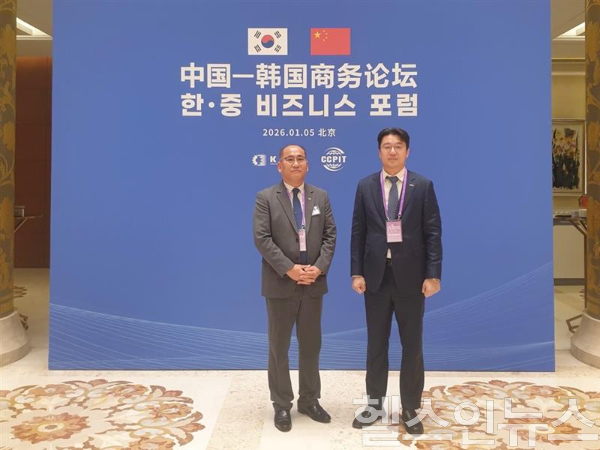 김동현 엘앤씨차이나 대표이사(좌측), 이환쳘 엘앤씨바이오 대표이사(우측) (사진 제공=엘앤씨바이오)