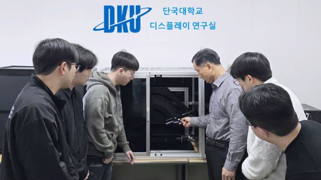 한관영 교수팀이 AI 기반 폴더블 디스플레이 표면 품질 측정 기술을 시연하고 있다. (사진제공=단국대)