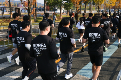 LG유플러스가 ‘119메모리얼런 기념 티셔츠’를 판매한 수익금으로 순직 소방관의 희생을 알리고 남은 가족을 지원한다고 6일 밝혔다. 지난해 11월 진행된 ‘119 메모리얼데이’ 행사 현장 모습. / 사진 = LG유플러스