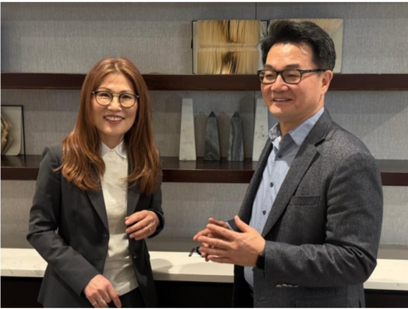 전미경제학회에 참석한 일부 한국경제학자들은 원-달러 환율 약세는 한국경쟁의 경쟁력 약화와 외인들의 신뢰감을 잃은데서 비롯된 것이라고 지적했다. 사진=장유순 김성현교수, 연합뉴스