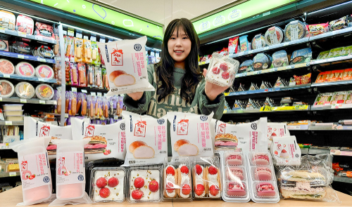 CU가 제철 코어(Seasonal Core) 트렌드를 겨냥해 딸기를 활용한 디저트 시리즈를 출시한다고 6일 밝혔다. / 사진 = BGF리테일