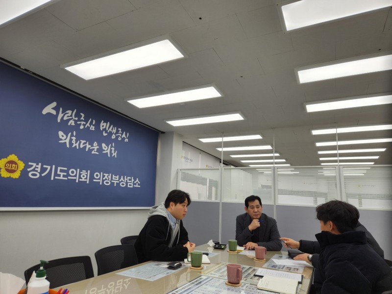 이영봉 경기도의원(가운데) (경기도의회 제공)