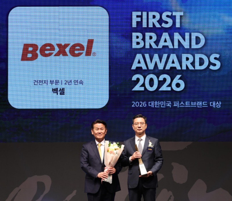 SM벡셀 배터리사업부문 최세환 대표이사(오른쪽)가 6일 서울 중구 신라호텔에서 열린 ‘2026 대한민국 퍼스트브랜드 대상’ 시상식에서 한국소비자포럼 전재호 대표와 기념촬영을 하고 있다. 이날 시상식에서 SM벡셀의 건전지 브랜드 벡셀(Bexel)은 건전지 부문에서 2년 연속 수상의 영예를 안았다. / 제공=SM그룹
