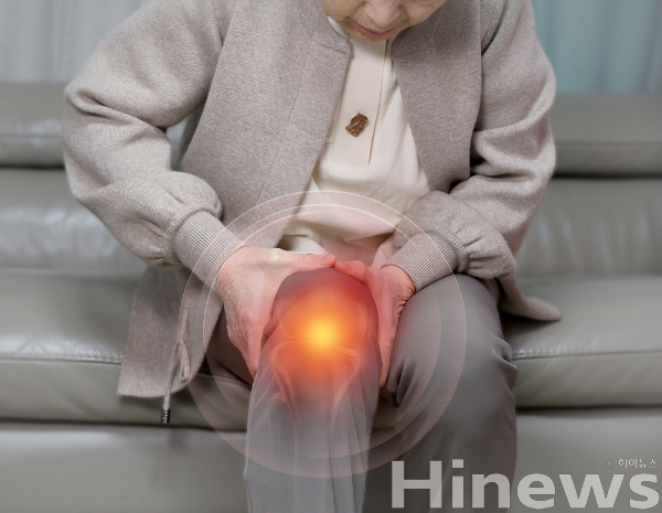 겨울철 무릎 시림은 단순 추위가 아닌 초기 퇴행성 관절염 신호일 수 있다. (사진 제공=클립아트코리아)