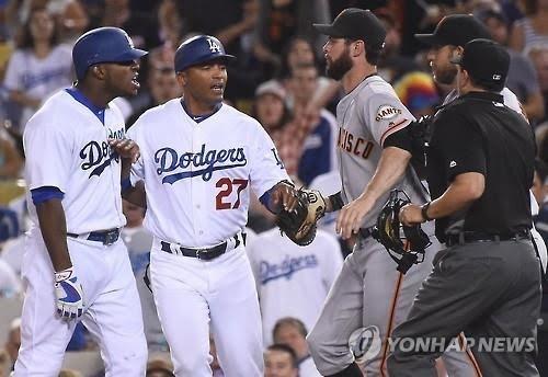 야시엘 푸이그(맨왼쪽)와 매디슨 범가너가 충돌하고 있다.