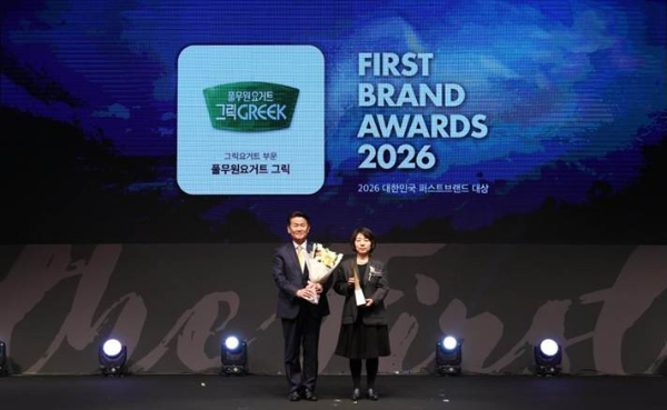 풀무원다논 홍영선 대표(오른쪽)가 ‘2026 대한민국 퍼스트브랜드 대상’ 시상식에서 올해 처음 신설된 그릭요거트 부문 1위에 선정된 ‘풀무원요거트 그릭’으로 대상을 수여 받았다.