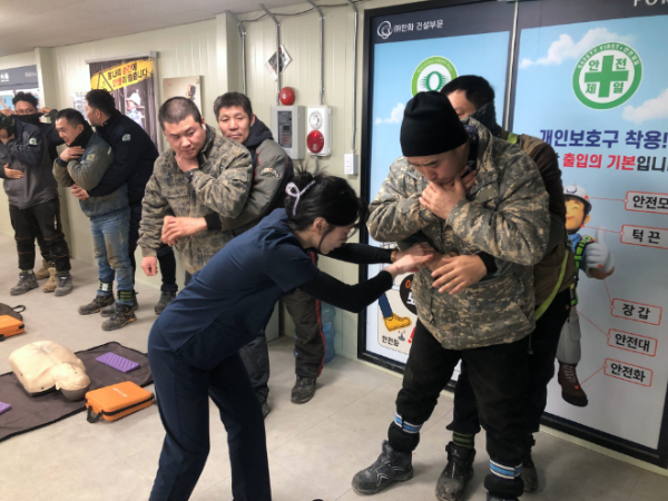 외국인 근로자들이 직접 응급처치 실습을 받고 있다.