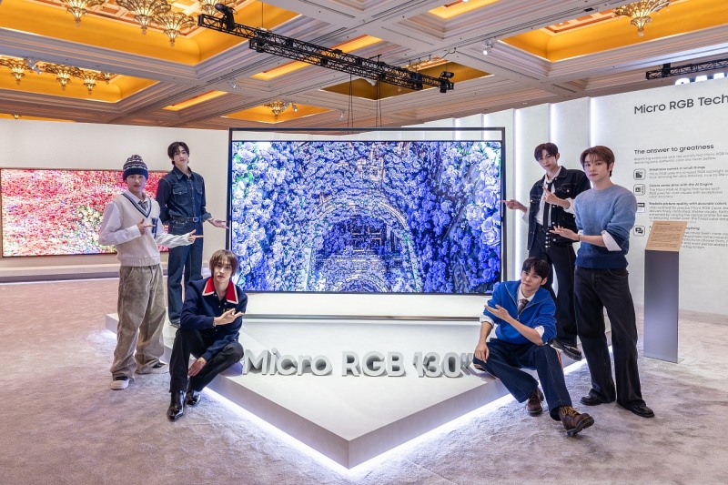 K팝 아티스트 라이즈(RIIZE)가 CES 2026 삼성전자 '더 퍼스트룩' 단독 전시관에서 세계 최초 '130형 마이크로 RGB TV'를 소개하고 있다./삼성전자