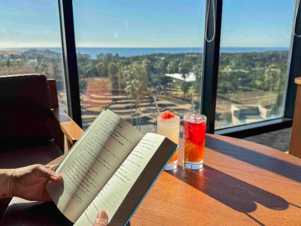 스타벅스 그랜드조선제주점에서 책과 칵테일 음료를 즐기는 모습