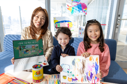 KT가 영유아동 전용 IPTV 서비스인 지니 TV 키즈랜드에서 ‘함께 그린 책 3’ 어린이 작가 공모전을 진행하고, 이와 연계해 국내 최대 심리상담센터 ‘허그맘 허그인’과 함께하는 부모 교육 워크숍을 개최한다. / 사진 = KT