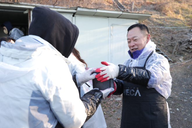 세계교육문화원 임직원들이 새해를 맞아 지역 이웃을 위한 연탄 나눔 봉사활동에 나섰다.