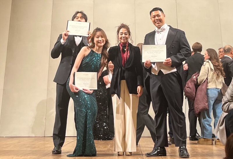 사진=수상자와 김봉미 지휘자 겸 아슬리코 아시아대표(왼쪽에서 세번째)