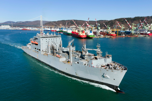 지난 6일 울산 HD현대중공업 중형선사업부 인근 부두에서 미 해군 소속 ‘USNS 앨런 셰퍼드’함이 정기 정비를 마치고 출항하는 모습 / 사진 = HD현대중공업