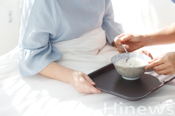 림프종 등 고령 혈액암 환자는 치료 후에도 삼킴 장애와 음식물 질식 위험이 높아, 생존자 관리가 필수다. (사진 제공=클립아트코리아)