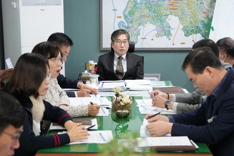 강상구 부시장(가운데)이 지난 6일 국장, 부서장들과 함께 2026년 정부 업무계획 선제 대응을 위해 회의를 개최했다. (사진제공=나주시)