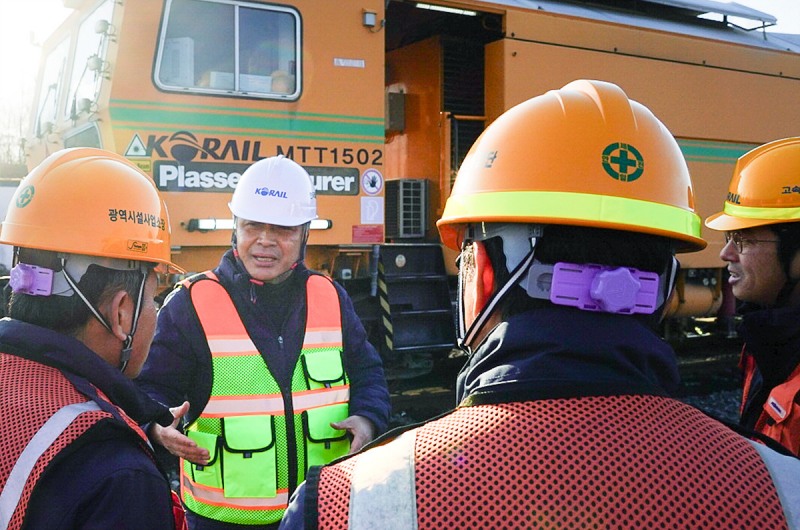 정정래 코레일 사장직무대행(왼쪽 2번째)이 7일 충북 영동군에 있는 경부고속선 영동보수기지에서 선로 유지보수 장비를 점검하고 있다./코레일
