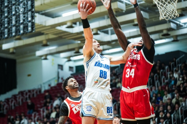 서울 SK와 홍콩 이스턴의 경기 장면