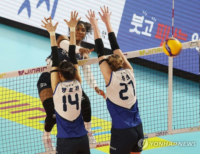 모마 33점 원맨쇼...도로공사, 현대건설 3-0 완파하고 선두 수성