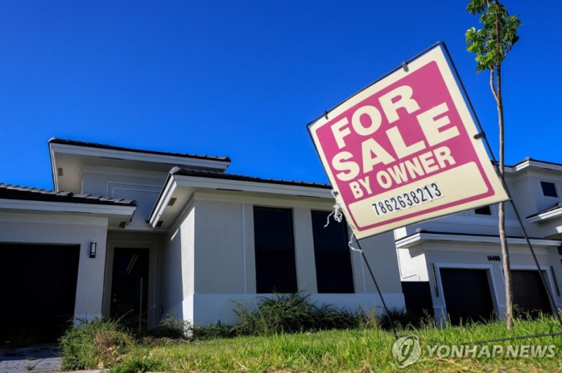 트럼프 대통령은 7일(현지시간) 천정부지로 치솟는 집값을 잡기 위해 기관투자자들의 주택매입을 금지하는 법안을 의회에 촉구햇다. 사진=AFP, 연합뉴스