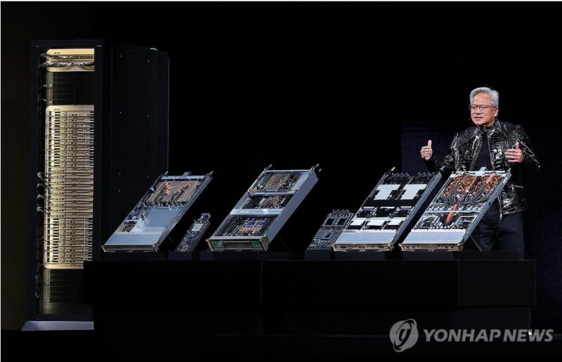 젠슨 황 엔비디아 CEO는 5일(현지시간) 'CES 2026' 기조연설에서 슈퍼칩 플랫폼인 '베라 루빈'을 전격 공개했다. 사진=연합뉴스