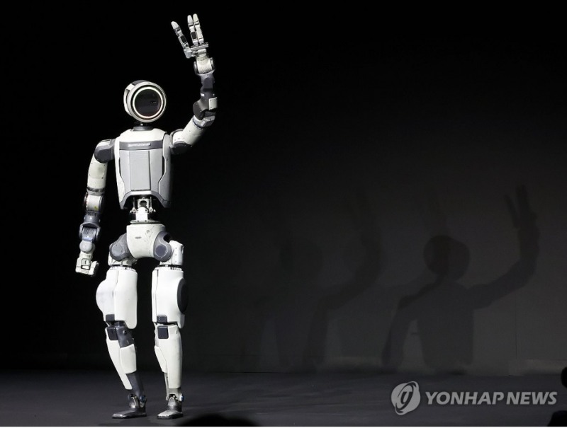 현대차는 구글 딥마인드와 휴머노이드 로보틱스 개발에 협력하기로 발표했다. 사진=현대차의 휴머노이드 로보틱스인 '아틀라스', 연합뉴스