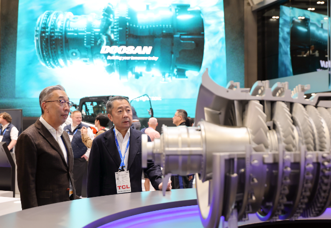 박정원 두산그룹 회장(오른쪽)과 박지원 그룹부회장(왼쪽)이 7일(현지시간) 미국 라스베이거스에서 열리고 있는 CES 2026 현장에서 두산 부스에 전시된 가스터빈 모형을 살펴보고 있다.