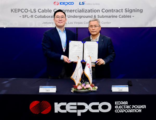 6일(현지시간) 미국 라스베이거스 CES 2026에서 열린 ‘LS전선-한전, HVDC 자산관리시스템 공동 사업 계약 체결식’에서 구본규 LS전선 대표(왼쪽)와 김동철 한전 대표가 기념 촬영을 하고 있다.