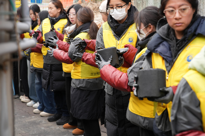 재학생과 외국인 유학생들이 ‘원팀’으로 봉사활동을 하고 있다. (사진제공=성신여대)