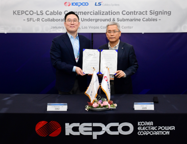 왼쪽 부터 LS전선 구본규 사장, 한전 김동철 사장이 미국 라스베가스에서 계약을 체결했다.