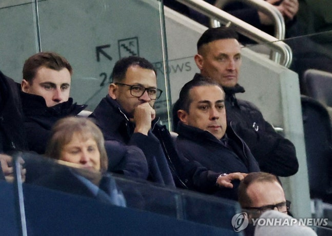 관중석에서 경기를 지켜보는 첼시의 리엄 로즈니어 감독(가운데) / 사진=연합뉴스