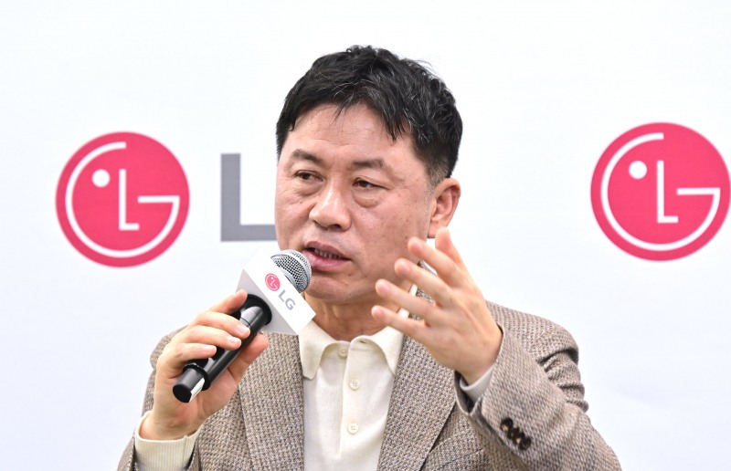 LG전자 류재철 최고경영자(CEO)가 현지시간 7일 美 라스베이거스에서 열린 기자 간담회에서 사업 전략을 소개하고 있다./LG전자
