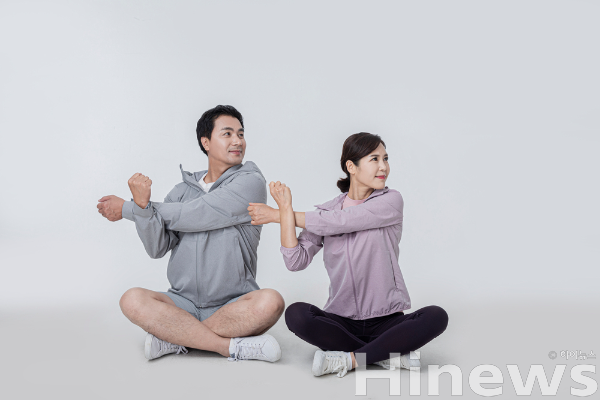 중·장년 운동은 무릎과 허리를 보호하며 유산소·근력·균형을 조합해 점진적으로 시작하는 것이 안전하다. (사진 제공=클립아트코리아)