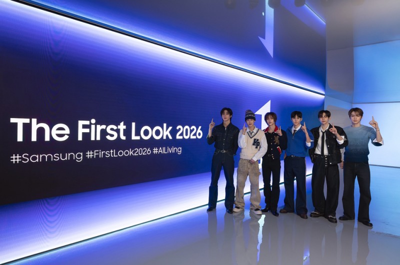 삼성전자가 6인조 K팝 아티스트 '라이즈(RIIZE)'와 함께 미국 라스베이거스에서 열리는 세계 최대 전자 전시회 CES 2026에서 AI 기술이 일상에 자연스럽게 스며드는 혁신 경험을 전 세계 고객에게 선보이는 모습.