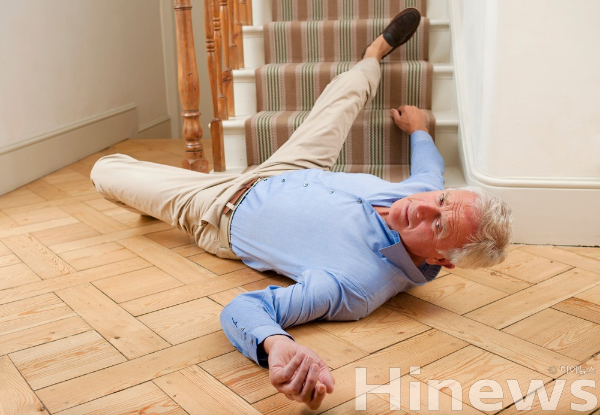 고령층은 작은 낙상에도 고관절 골절 위험이 높아, 예방과 빠른 치료가 필수다. (사진 제공=클립아트코리아)