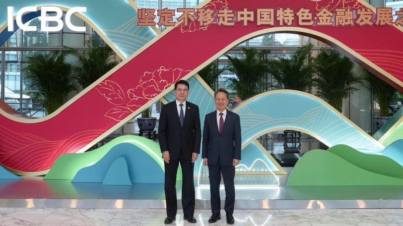 신한금융그룹은 진옥동 회장이 지난 5일 중국공상은행(ICBC)과 면담을 갖고, 글로벌 금융시장 변동성 확대에 대응한 협력 구조 고도화 및 중장기 금융 협력 방향을 논의했다고 8일 밝혔다. 이날 면담을 가진 (사진 오른쪽)진옥동 신한금융그룹 회장과 랴오 린 ICBC 회장이 기념촬영을 하고 있다./신한금융그룹