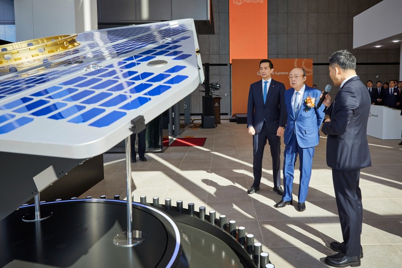 한화그룹 김승연 회장(가운데)과 김동관 부회장(맨 왼쪽)이 세계 최고 수준의 기술력을 갖춘 해상도 15cm급 ‘VLEO(Very Low Earth Orbit) UHR(Ultra High Resolution) SAR(Synthetic Aperture Radar) 위성’의 실물모형을 살펴보고 있다./한화그룹
