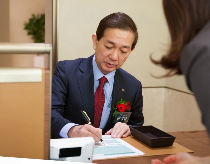 황성엽 금융투자협회장이 8일 THE 센터필드 W에서 열린 '하나 THE 발행어음' 상품 출시 기념행사 현장에서 상품가입 세레모니에 참여하고 있다./하나증권