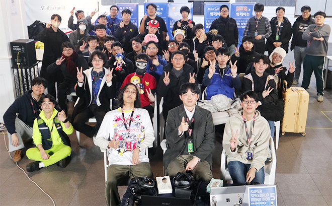 'LET'S GO HOPE! 희망원정대 2026 슈퍼 스피드런 마라톤' 참가자들이 기념 촬영을 하고 있다. 사진 제공 : 스마일게이트