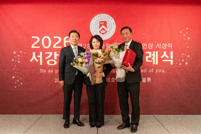 (좌측부터) 김광호 서강대학교 총동문회장, 이인영(영문 74), 노상범(국문 73) 동문 부부. (사진제공=서강대)