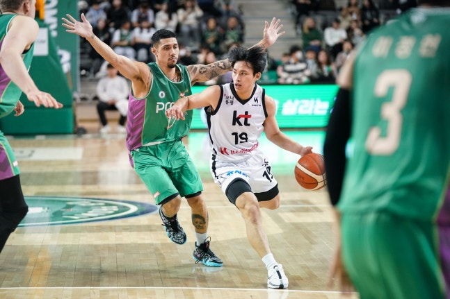 드리블하는 조엘 카굴랑안(오른쪽)과 수비하는 이선 알바노(왼쪽) / 사진=KBL 제공. 연합뉴스